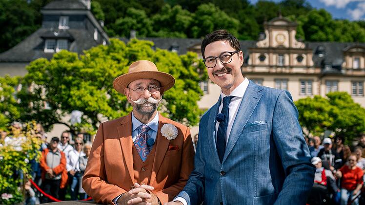 Der Kunsthistoriker und Galerist Colmar Schulte-Goltz (rechts) ist in Horst Lichters XXL-Ausgabe von "Bares f&uuml;r Rares" als einer der Experten dabei. Er tritt seit 2015 in der ZDF-Sendung auf.