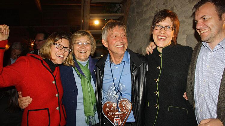 Tochter Elisabeth, Ehefrau Irene, Tochter Regina und ihr Mann André nehmen den Landtagsabgeordneten Dr. Otto Hünnerkopf in die Mitte und freuen sich sichtlich über seinen Wahlsieg.