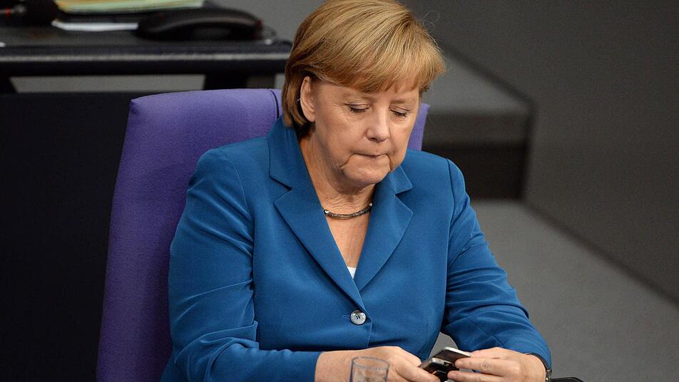 Angela Merkel ist bekannt dafür, dass sie viele SMS verschickt. Jetzt soll ihr Handy von den USA ausgespäht worden sein. Foto: Soeren Stache/dpa/Archiv