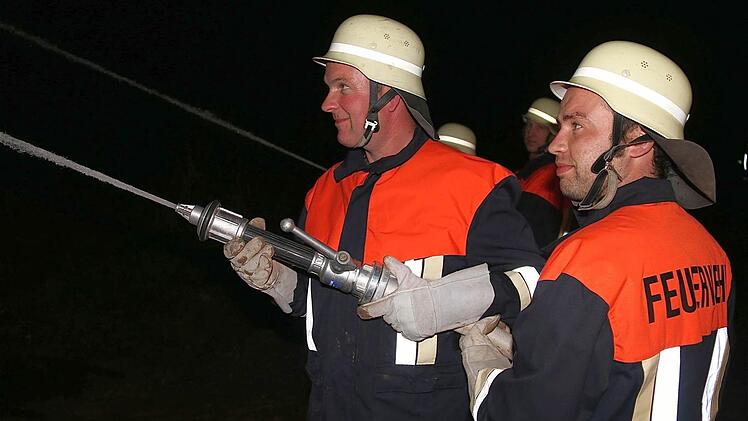 An der Spitze der über 650 Meter langen Schlauchstrecke freuten sich die Feuerwehrleute, als es "Wasser marsch!" hieß und der Löscheinsatz mit Wasser aus dem Hochbehälter beginnen konnte. Die Dunkelheit erhöhte den Schwierigkeitsgrad der Übung. Foto: Gerd Schaar