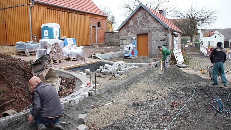 Pflasterarbeiten am alten Schulhof.