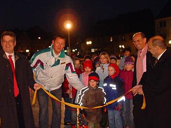 Die Eröffnung der Eislauffläche am Paradeplatz (im Winter 2006) war einer der Höhepunkte in Stefan Schicks (links, auf Schlittschuhen) Karriere als Vorsitzender der Werbegemeinschaft. Foto: Archiv/FT.