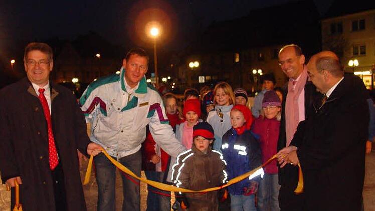 Die Eröffnung der Eislauffläche am Paradeplatz (im Winter 2006) war einer der Höhepunkte in Stefan Schicks (links, auf Schlittschuhen) Karriere als Vorsitzender der Werbegemeinschaft. Foto: Archiv/FT.