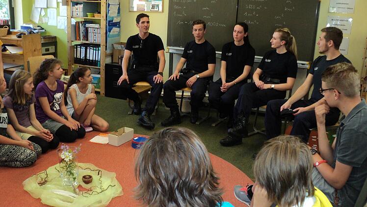 Schüler der Bundespolizei stellten in der Montessori-Schule ihren Beruf vor.  Foto: Montessorischule