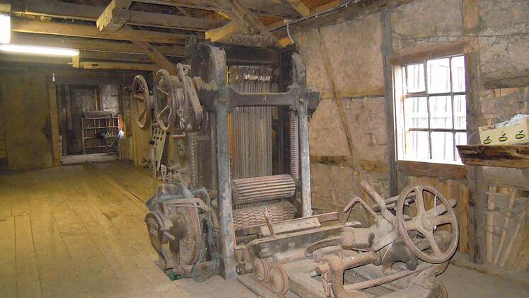 Die alte historsche Säge in der "Unteren Mühle" steht noch immer da.  Foto: Julia Raab