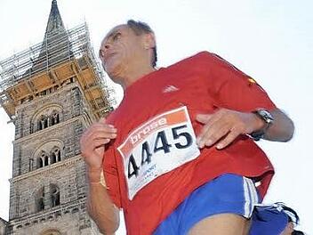 Wenn es hart wird, hat so mancher Läufer ein Stoßgebet auf den Lippen, nicht nur beim Weltkulturerbelauf in Bamberg. Allerdings ist hier dank Dom der himmlische Beistand besonders nahe. Foto: Ronald Rinklef (2015)