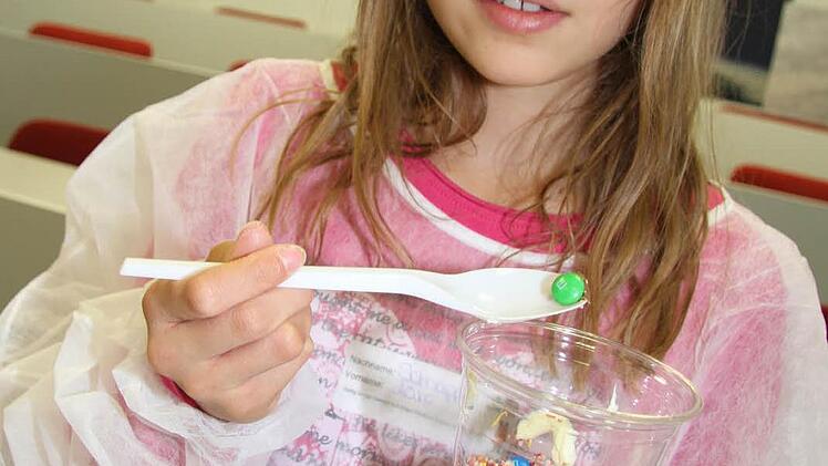 Amelie Allstadt legt Wert darauf, dass ihre Mousse-Kreation auch hübsch aussieht. Foto: Sonny Adam