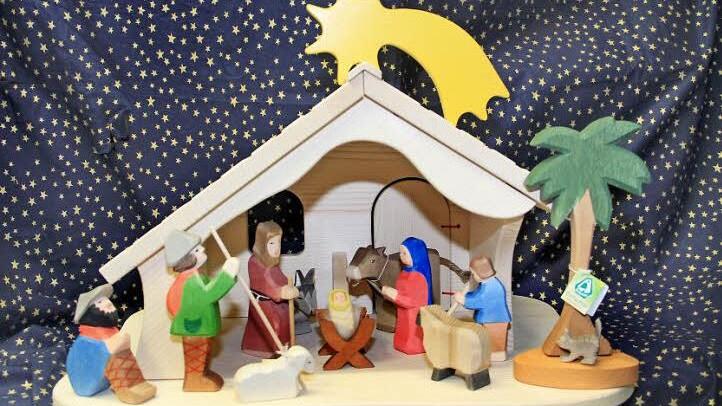 Die Schnitzstube Simeoni in der Bahnhofstraße führt auch Weihnachtskrippen der Marke Ostheimer.