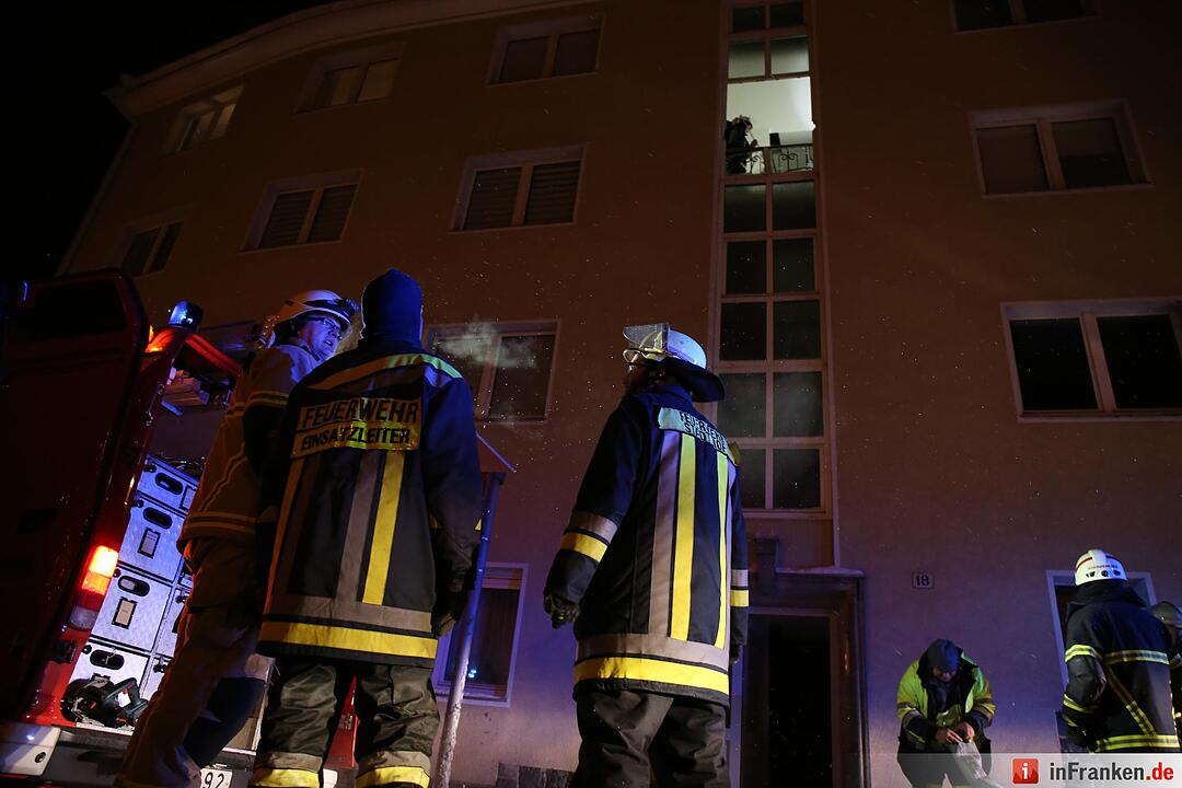 Winterliche Straßenverhältnisse sorgen für geborstene Fensterscheiben - Brummifahrer rutscht in Laterne - Straßenbeleuchtung kracht in Mehrfamilienhaus