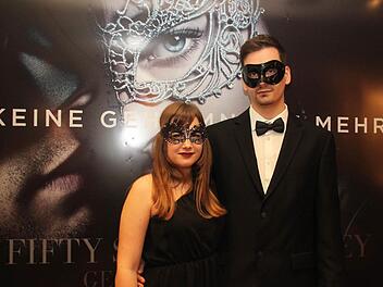 Bereit f&uuml;r Mr. Grey: Die Mitarbeiter vom Cineplex in Kulmbach haben sich in Schale geworfen. Foto: Anna-Lena Deuerling