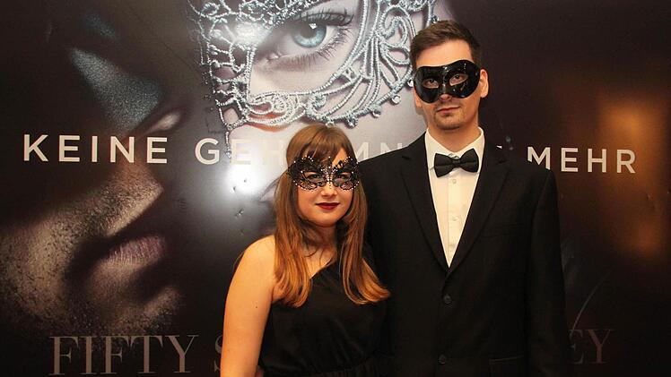 Bereit f&uuml;r Mr. Grey: Die Mitarbeiter vom Cineplex in Kulmbach haben sich in Schale geworfen. Foto: Anna-Lena Deuerling