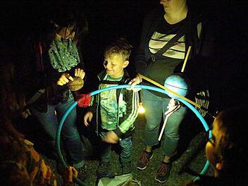 "Info-tainment" betreibt Sabine Frank (links), Chefin des Sternenparks Rhön. Um die Wissenschaft der Astronomie anschaulich und verständlich zu machen, kommen auch schon mal Hilfsmittel aus der Spielwarenabteilung und dem Haushaltsmüll zum Einsatz. Foto: Alexander Mengel/Biosphärenreservat Rhön