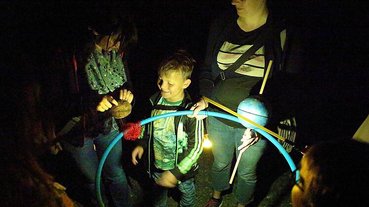 "Info-tainment" betreibt Sabine Frank (links), Chefin des Sternenparks Rhön. Um die Wissenschaft der Astronomie anschaulich und verständlich zu machen, kommen auch schon mal Hilfsmittel aus der Spielwarenabteilung und dem Haushaltsmüll zum Einsatz. Foto: Alexander Mengel/Biosphärenreservat Rhön