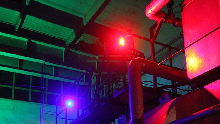 Die Fordfahrer freuten sich über die bunten Illuminationen im Kesselhaus - und bestaunten die alte Industriebrache.Sonny Adam