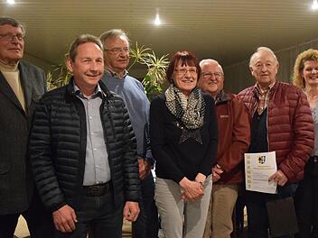 Die neue Vorsitzende des Bürgervereins Scheuerfeld, Heike Byczok (rechts), mit den für langjährige Treue geehrten Mitgliedern.Foto: Daniela Pondelicek