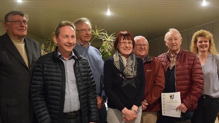 Die neue Vorsitzende des Bürgervereins Scheuerfeld, Heike Byczok (rechts), mit den für langjährige Treue geehrten Mitgliedern.Foto: Daniela Pondelicek