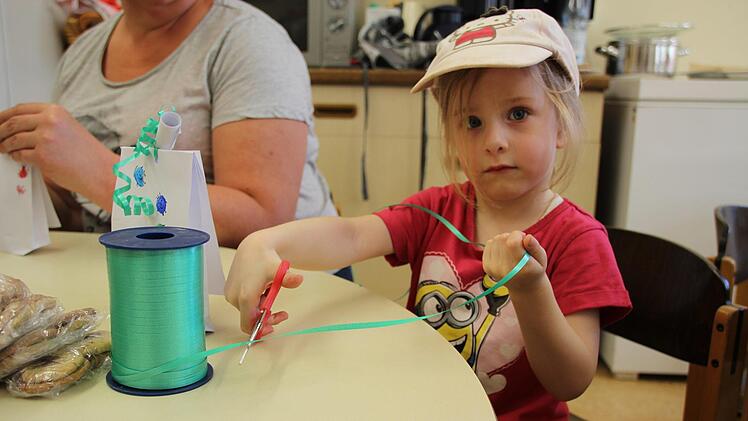 Johanna verziert ihr Geschenk. Foto: Johannes Schlereth