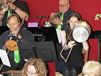 Die Big Wabbit Band in Aktion. Mit von der Partie: der Gastgeber des Frühschoppens in der Scheune des Weingartens, Günter Stahlhacke (oben rechts), an der Trompete. Foto: Eckehard Kiesewetter