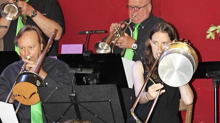 Die Big Wabbit Band in Aktion. Mit von der Partie: der Gastgeber des Frühschoppens in der Scheune des Weingartens, Günter Stahlhacke (oben rechts), an der Trompete. Foto: Eckehard Kiesewetter