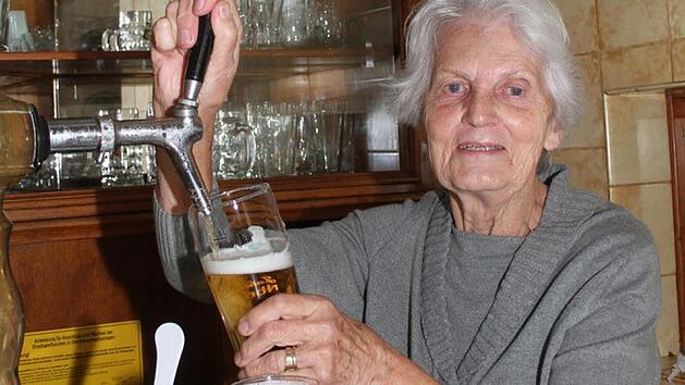 Sieglinde N&uuml;tzel (81) konnte auf ihre Stammkunden bauen: T&auml;glich schauten die Rugendorfer bei ihr "auf ein oder zwei Bier" vorbei.  Foto: Sonny Adam