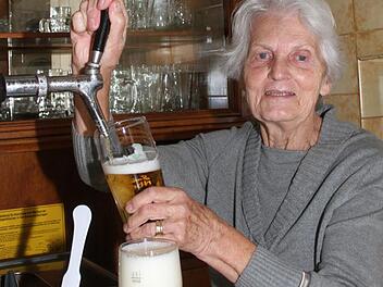 Sieglinde Nützel (81) konnte auf ihre Stammkunden bauen: Täglich schauten die Rugendorfer bei ihr "auf ein oder zwei Bier" vorbei.  Foto: Sonny Adam