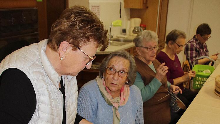 Was passt am besten zusammen? Die Damen der Strick- und Häkelgruppe  tauschen ihre Erfahrungen gerne aus. Links Magdalena Dünisch, die Gründerin  und Leiterin der Gruppe. Foto: Dieter Britz
