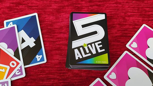Spiele-Test "5 Alive": Schnelles Kartenspiels für Fans von Uno und 17 und 4