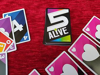 Spiele-Test "5 Alive": Schnelles Kartenspiels für Fans von Uno und 17 und 4