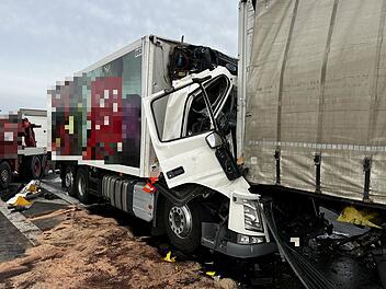 Ins Stauende gekracht: Lastwagenfahrer schwer verletzt