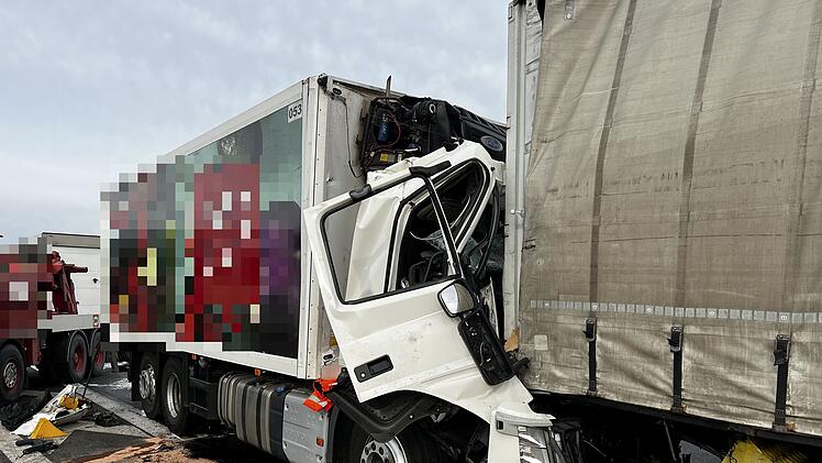 Ins Stauende gekracht: Lastwagenfahrer schwer verletzt