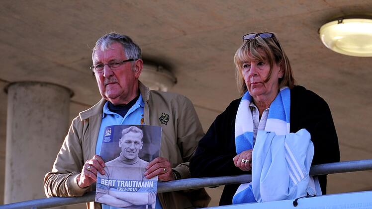 Manchester City und die Fans gedachten bei einem Gottesdienst am 19. August 2013 dem verstorbenen Bernd Trautmann.