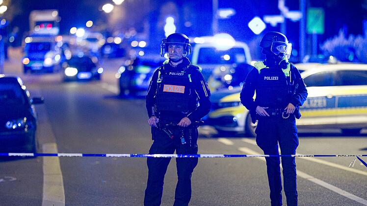 Auto f&auml;hrt in Menschengruppe in Neustadt am R&uuml;benberge