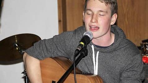 Max hat mit klassischer Gitarre angefangen. Nun spielt er in einer Band.