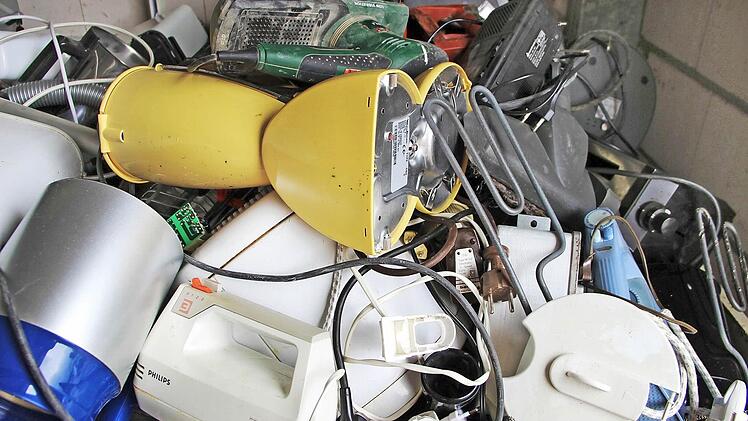 Die ganze Palette an Elektroartikeln findet sich im Abfallcontainer.