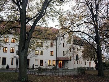 Das Caritas-Seniorenheim St. Bruno in Haßfurt: Es wird künftig als "Haus Sankt Bruno" Kirche und Caritas unter einem Dach vereinen.  Foto: pow