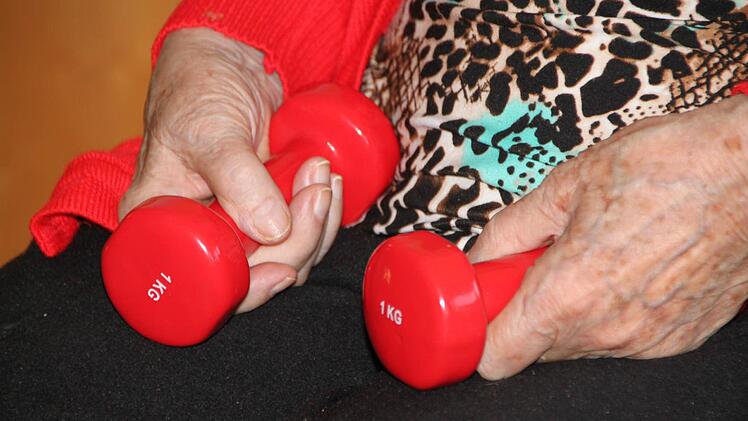 Die Hanteln wiegen gerade einmal ein Kilo - für Senioren trotzdem ein gutes Stück Arbeit. Fotos: Ulrike Müller