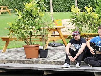 "Entspannte Musik" machen Patrick und Jannik Tonn . "One day off" nennen sie sich, "Ein freier Tag". Foto: Laura Scheler