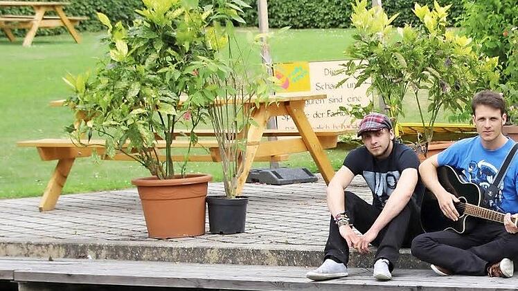 "Entspannte Musik" machen Patrick und Jannik Tonn . "One day off" nennen sie sich, "Ein freier Tag". Foto: Laura Scheler