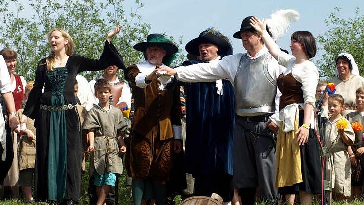 Der Friedensschluss ist besiegelt - Die Verhandlungen von Heinrich Förtsch (Klaus Müller, Mitte) mit Nikol Eschca (Peter Oppel, links) und Gottfried von Morach (Hans Götz, rechts) waren erfolgreich. Foto: Susanne Deuerling