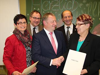 Landrat Thomas Bold überreichte seiner Stellvertreterin Monika Horcher die Kommunale Dankurkunde, ebenso drei weiteren Kreisräten (von links: Paula Vogler, Benno Metz, Thomas Bold, Edgar Kast und Monika Horcher). Foto: Heike Beudert