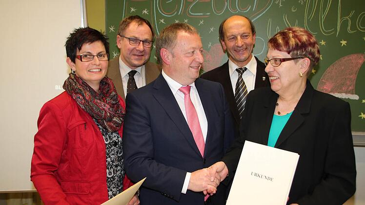 Landrat Thomas Bold überreichte seiner Stellvertreterin Monika Horcher die Kommunale Dankurkunde, ebenso drei weiteren Kreisräten (von links: Paula Vogler, Benno Metz, Thomas Bold, Edgar Kast und Monika Horcher). Foto: Heike Beudert