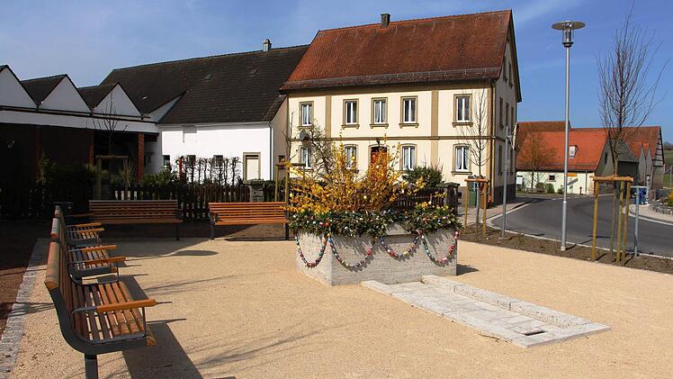 Der Dorfplatz erstmals mit Osterbrunnen Foto: Elke Pieger
