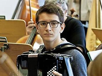 Herausragender Solist beim Mitmachkonzert des Landestheaters: der junge Akkordeonist Henrik Letzer.  Foto: Jochen Berger