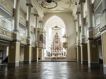 So leer wird die Morizkirche nicht mehr lange bleiben: In dieser Woche sollen die Stühle und der neue Altar aufgestellt werden. In voller Pracht zu bestaunen ist auch wieder das Epitaph, das gründlich gereinigt wurde. Fotos: Jochen Berger