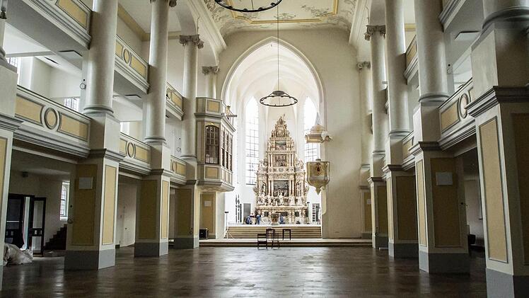 So leer wird die Morizkirche nicht mehr lange bleiben: In dieser Woche sollen die Stühle und der neue Altar aufgestellt werden. In voller Pracht zu bestaunen ist auch wieder das Epitaph, das gründlich gereinigt wurde. Fotos: Jochen Berger