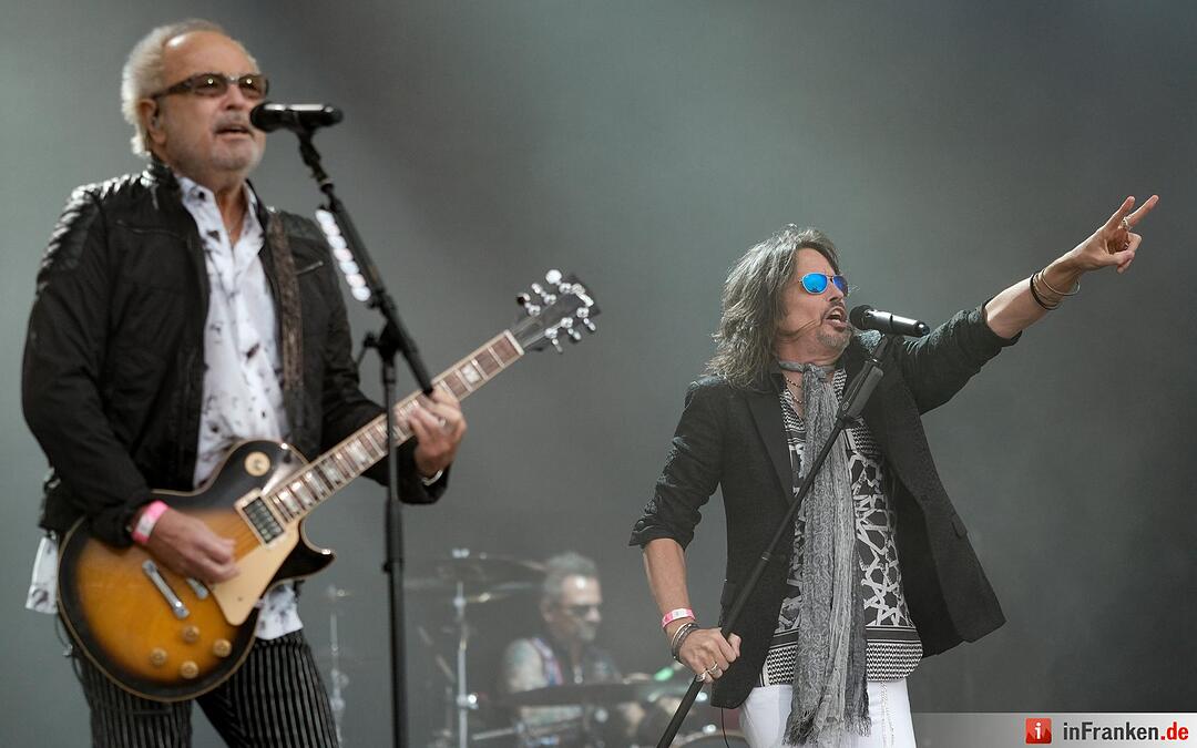 Gitarrist Mick Jones (l) und Sänger Kelly Hansen, der US-Rockband Foreigner