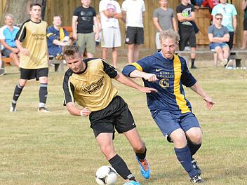 Das Derby zwischen den Reserven des SV Aura (rechts: Christof Sauer) und VfR Sulzthal (links: Maximilian Rausch) lockte viele Besucher auf das Sportgel&auml;nde des FC Wittershausen. Foto: ssp