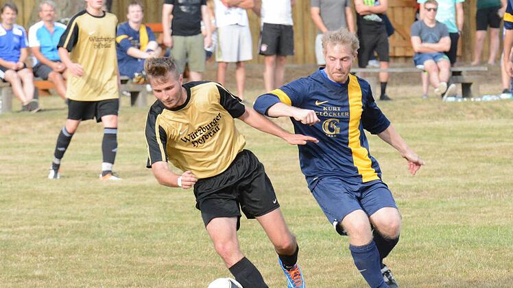 Das Derby zwischen den Reserven des SV Aura (rechts: Christof Sauer) und VfR Sulzthal (links: Maximilian Rausch) lockte viele Besucher auf das Sportgel&auml;nde des FC Wittershausen. Foto: ssp