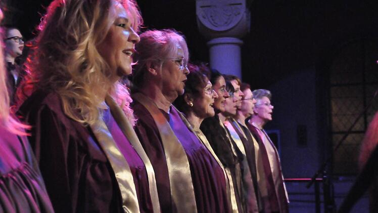 Mit der "KisSingers Gospel Weihnacht" begeisterte der Gospelchor der evangelischen Gemeinde unter der Leitung von Kirchenmusikdirektor Jörg Wöltche in der Erlöserkirche die Zuhörer.  Foto: Peter Klopf