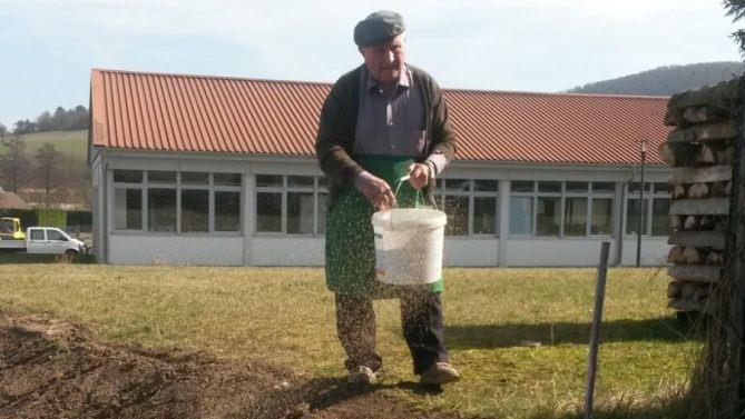 Arthur R&uuml;ger ist zwar schon 87 Jahre alt, aber wenn er Arbeit sieht, kann er nicht anders und packt mit an. Foto: Wolfgang Skierke